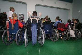 Инвалидов предложили учить пользоваться колясками