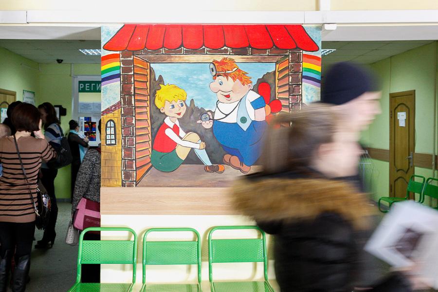 Полный дурдом: почему пациенты стоят в очереди в регистратуру поликлиники на Летней 2 часа 