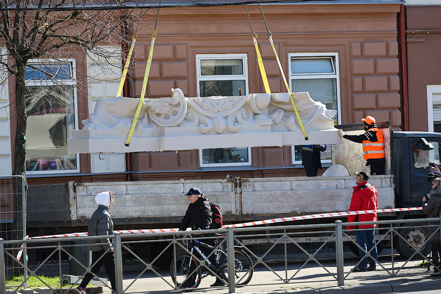 Улучшенная копия: акротерий «Движение и время» вернулся на историческое место (фото)
