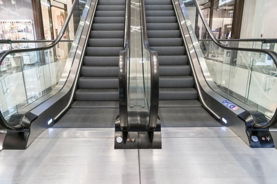 В Калининграде двухлетний ребенок лишился пальца при падении на эскалаторе