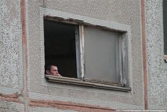 Окна жилого дома, испорченные после пожара в здании военных, заменены за счет горбюджета