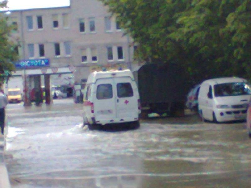 Около станции «Скорой помощи» из-за аварии на водоводе затопило дорогу (фото)