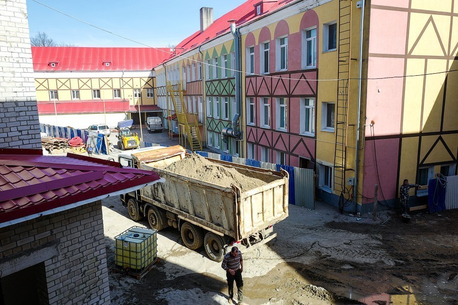 Почему в маске, почему без маски: в Калининграде продолжаются социальные стройки