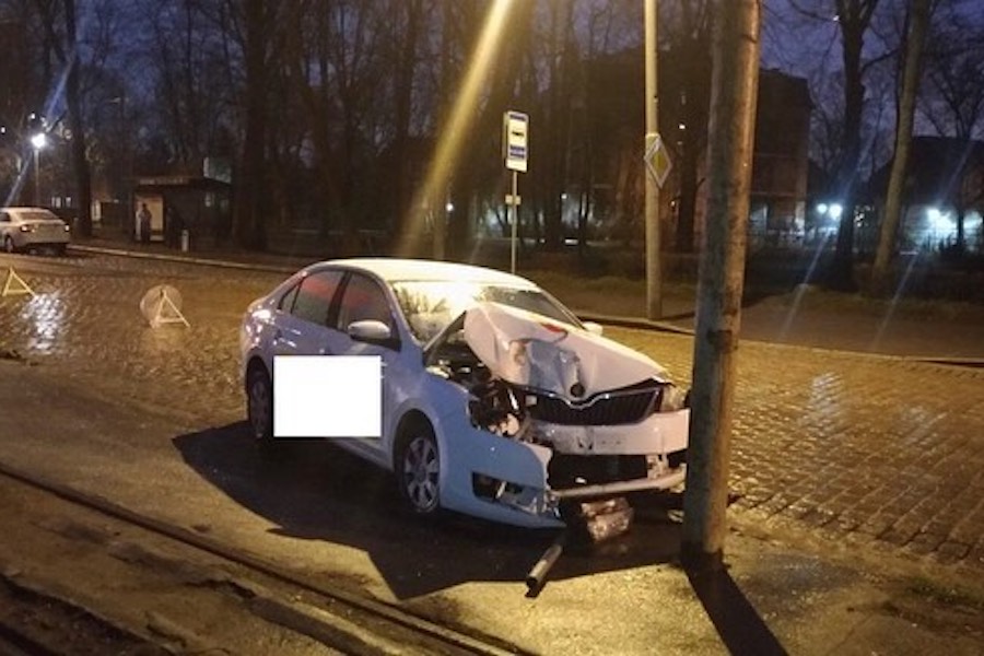 Ночью на проспекте Мира «Шкода» врезалась в столб (фото)