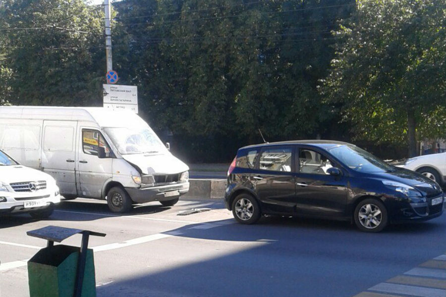 На Моспроспекте микроавтобус врезался в «Рено», собирается пробка (фото)