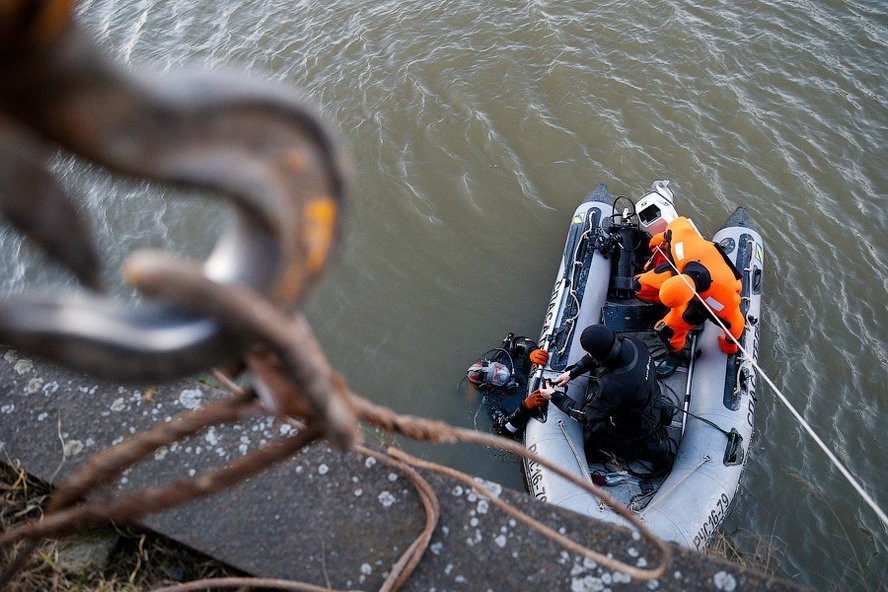 На озере Летнем спасатели сняли детей с самодельного плота из бутылок