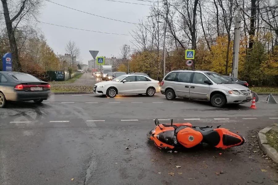 Не заметил из-за автобуса: в Калининграде «Додж» сбил мотоциклиста (фото)