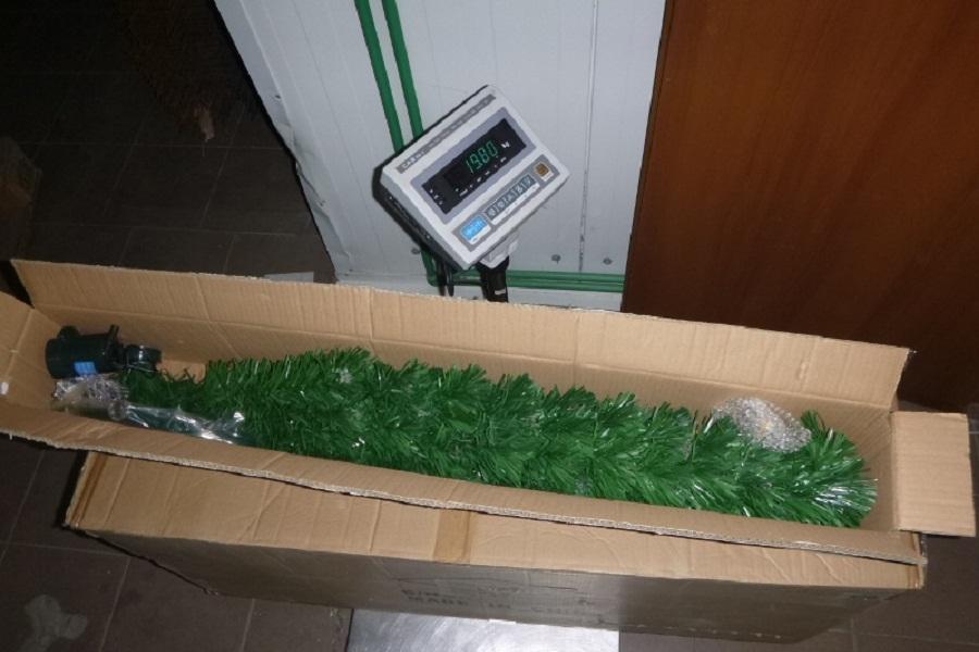 Таможенники изъяли груз новогодних игрушек и шапки с надписью «Не женат» (фото)