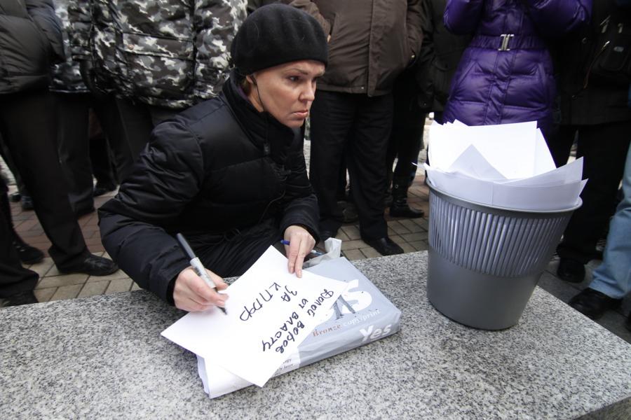 На площади Победы состоялся несанкционированный митинг: фоторепортаж