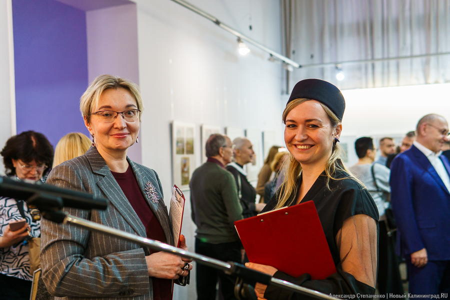 Графика, янтарь и арт: в Музее искусств открылась выставка «Магнетизм Гофмана» (фото)