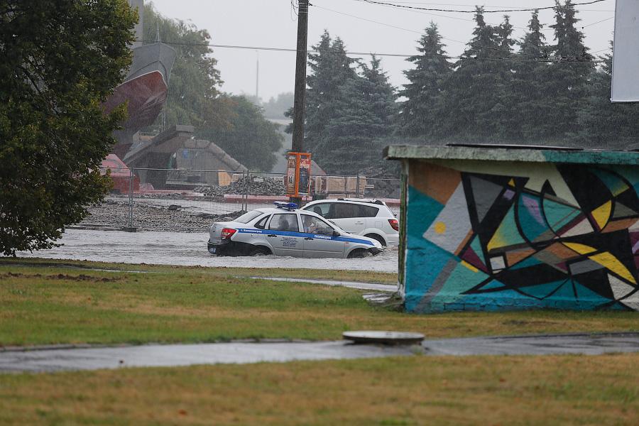 В Калининграде из-за дождя образовались пробки, на улицах случился потоп (фото)