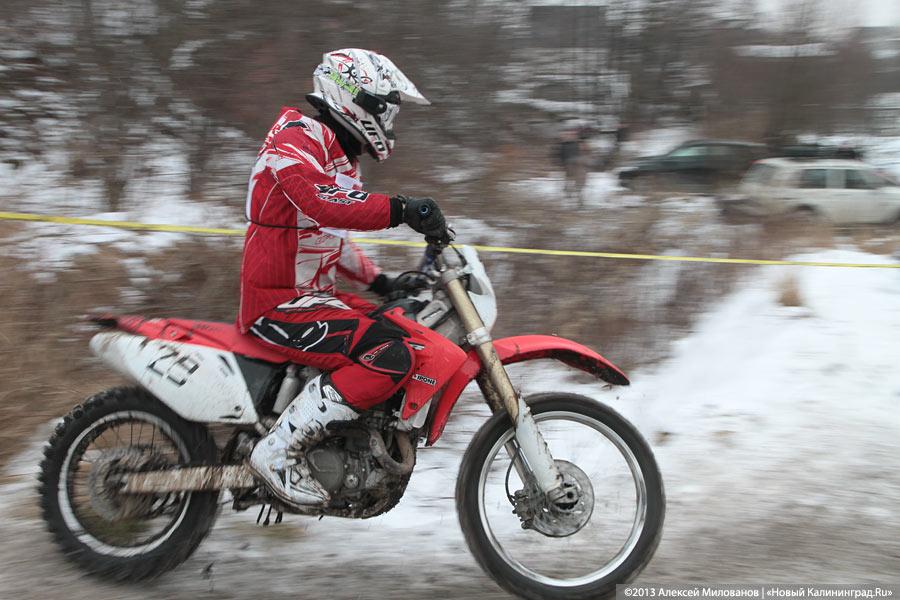 «Пингвиньи гонки»: фоторепортаж с зимнего мотокросса