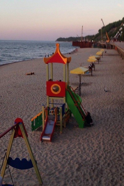 В Светлогорске установили детскую площадку на пляже (фото)