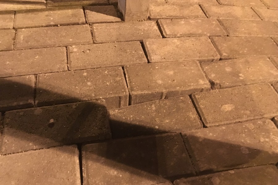 Яму на тротуаре у Высокого моста заделали, но плитка снова начала проваливаться (фото)