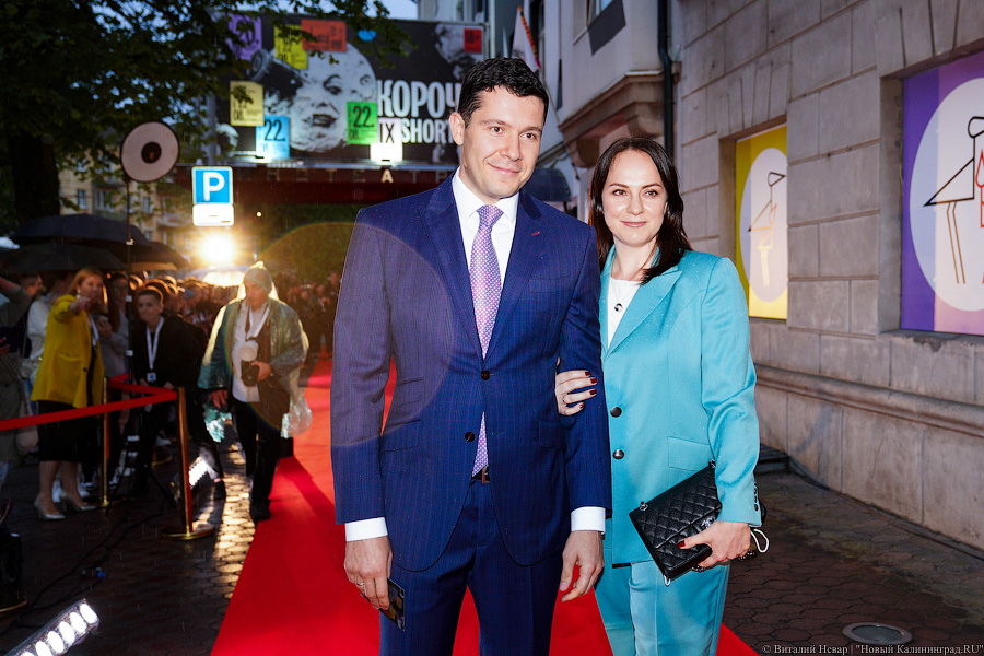 В сети появилось видео вечеринки фестиваля «Короче» с поющим Алихановым