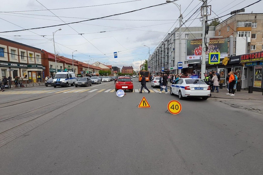 В центре Калининграда на «зебре» в ДТП пострадал пешеход (фото)