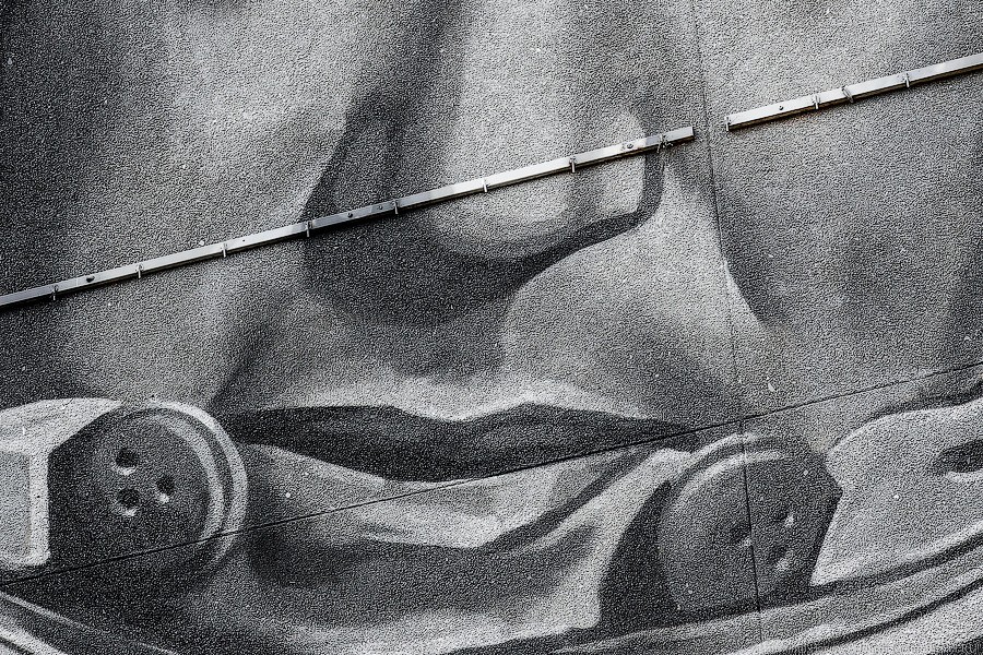 Не граффити, а стрит-арт: в Калининграде нарисовали портрет космонавта Леонова