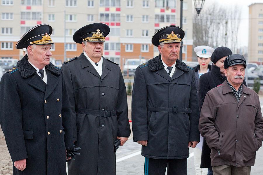 На ветру: как прошло торжественное открытие наполовину готового сквера