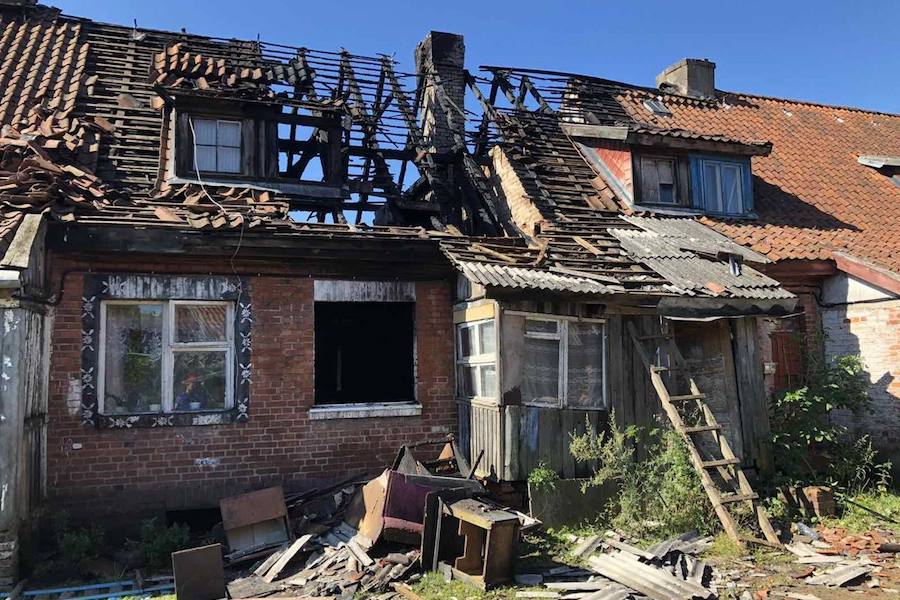 Покурил и залил горючим: жителя Немана судят за пожар в муниципальной квартире (фото)