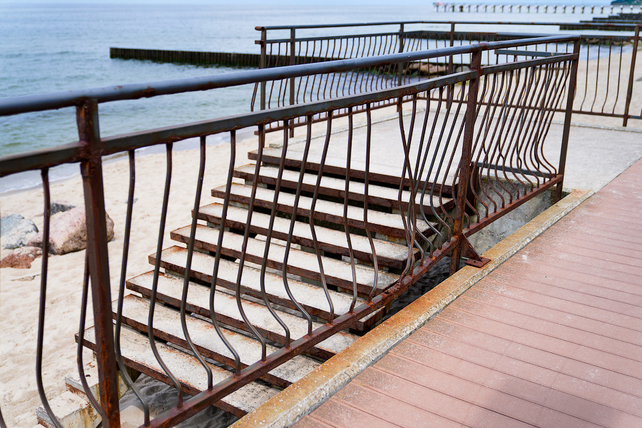 Ржавое настоящее: как выглядит променад рядом с госрезиденцией в Пионерском