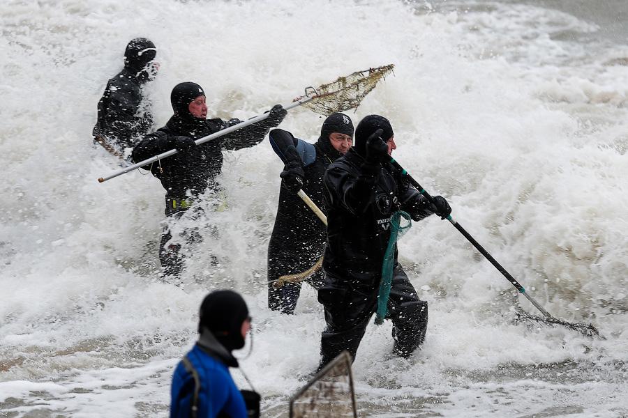 В набежавшую волну: как ловят янтарь на Балтике (фото)