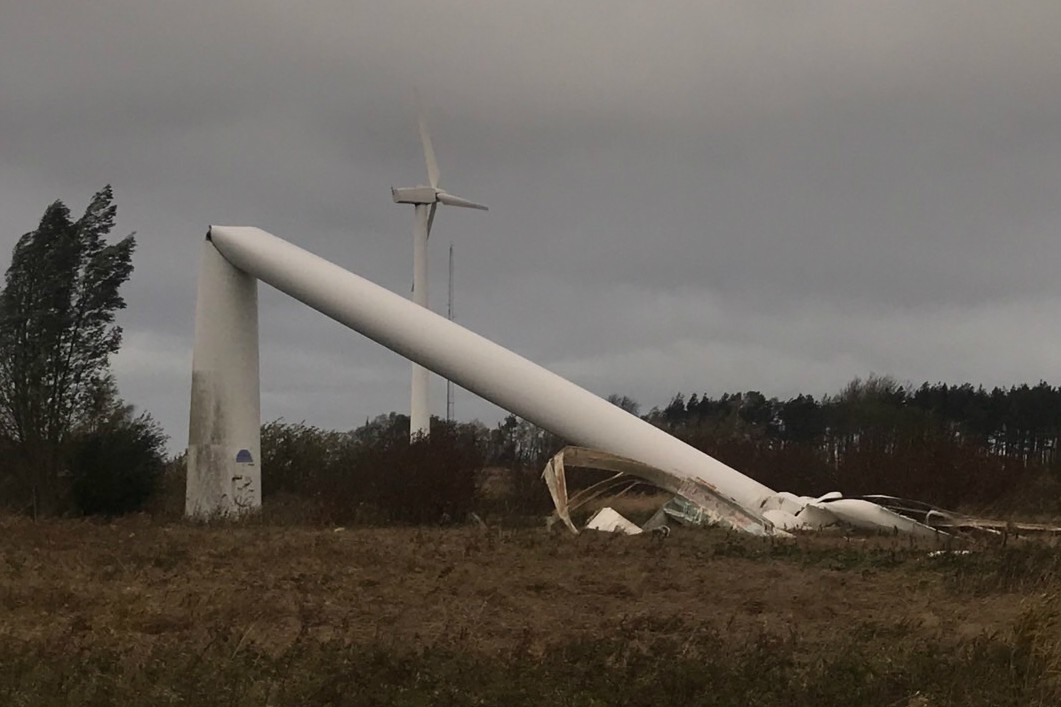 В «Янтарьэнерго» назвали предварительную причину падения ветряка 