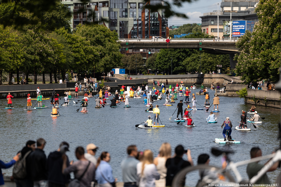 Царевны и богатыри на сапах: как в Калининграде прошёл костюмированный заплыв (фото)