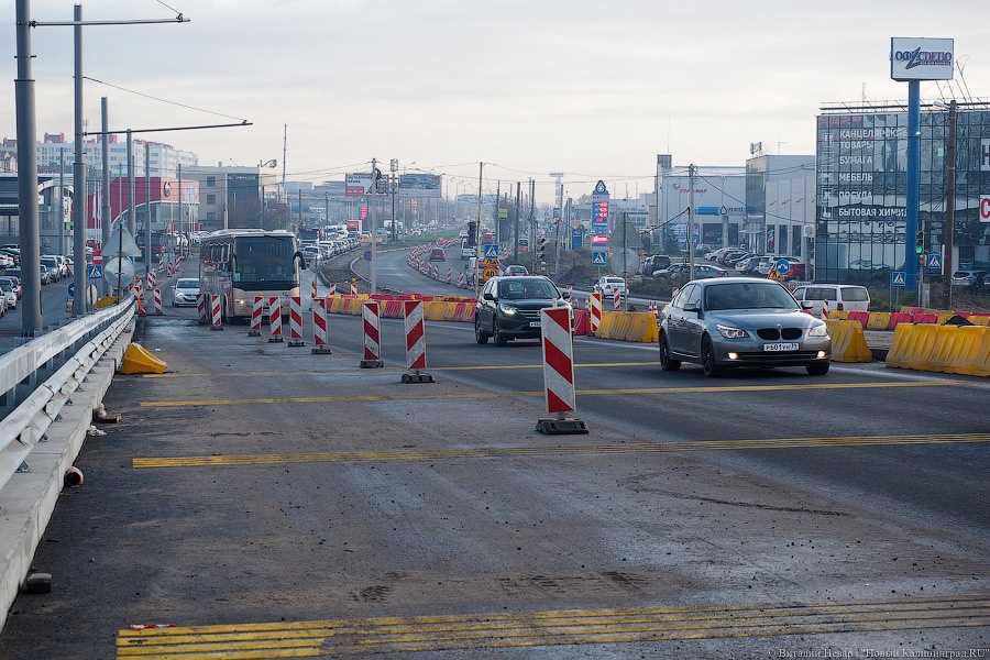Наполовину открыто: путепровод на Московском начал пропускать автотраснпорт