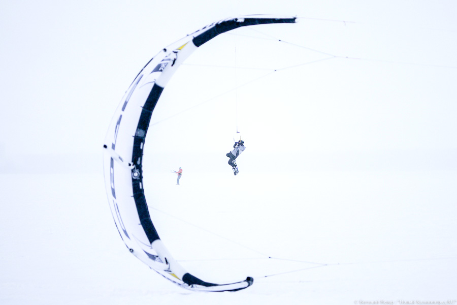 Сноукайтеры вышли на Калининградский залив. Посмотрите, как это красиво