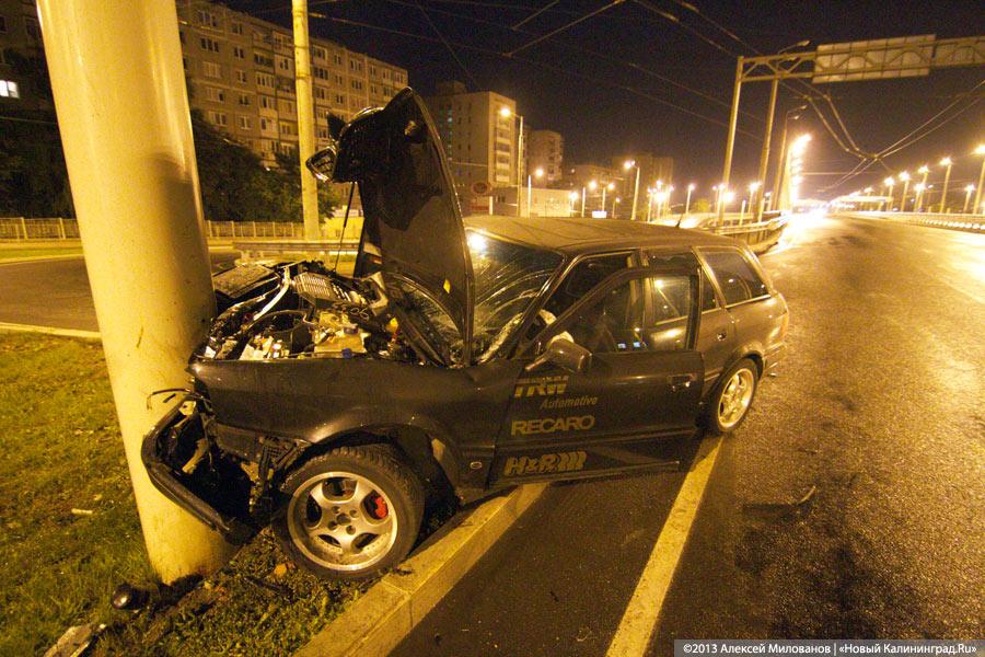 На второй эстакаде «Ауди» врезалась в столб и загорелась (фото)