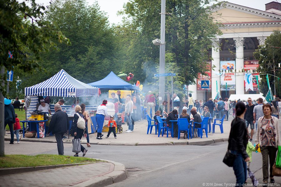 Голодные улицы: чем кормили калининградцев на День города