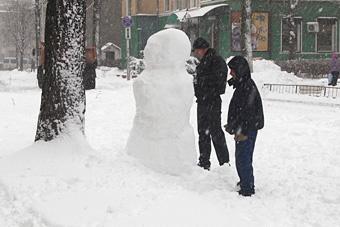 Дорожные рабочие на Кирова слепили снеговика
