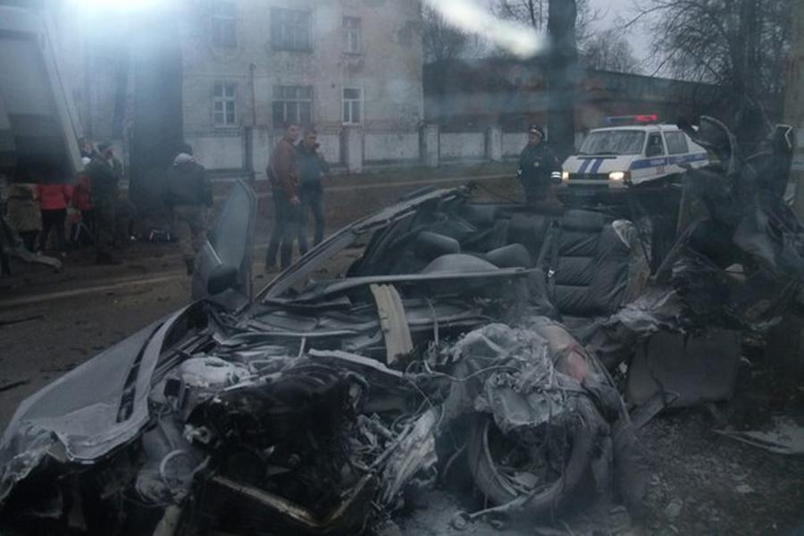 В Калининграде «БМВ» лоб в лоб столкнулась с грузовиком, двое погибли (фото)