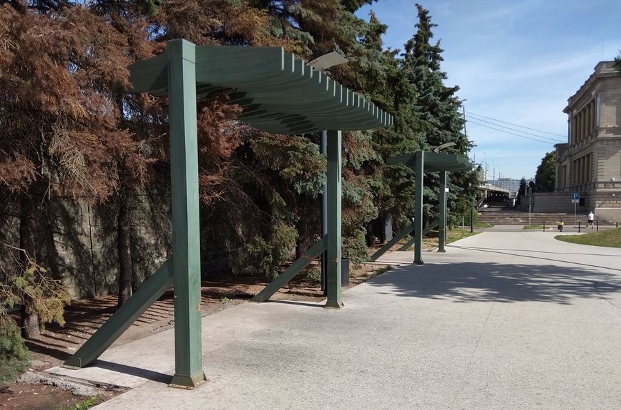 В Калининграде из сквера со светомузыкальным фонтаном забрали качели