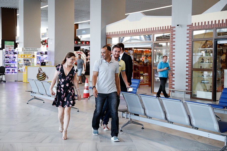 Шапка-ушанка в подарок и селфи с Забивакой: бразилец Кафу прилетел в Калининград