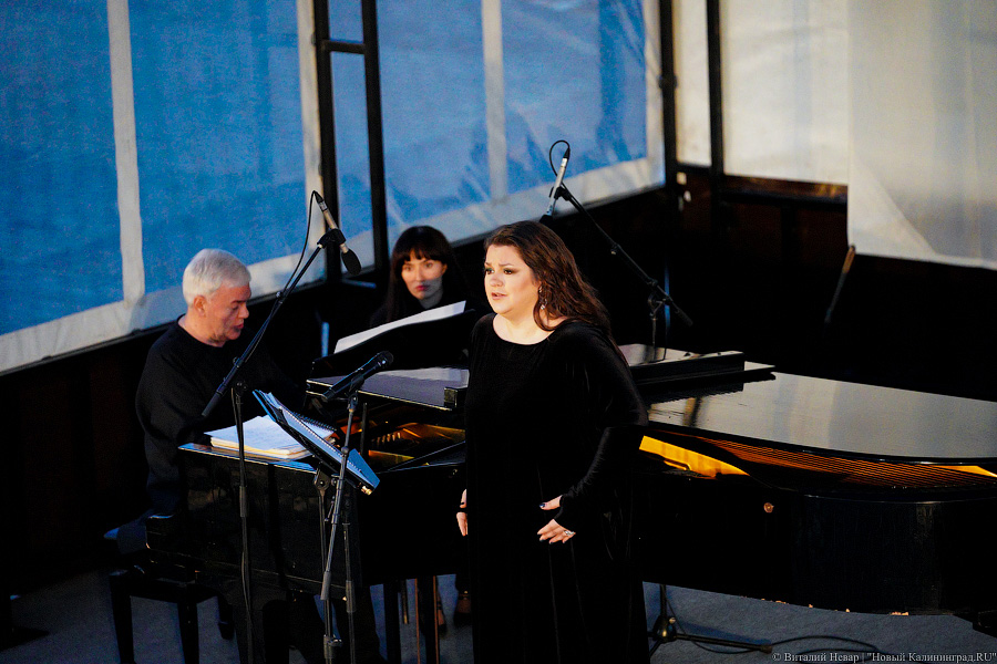 Любовь и жизнь: во Фридрихсбургских воротах выступила солистка Михайловского театра (фото)