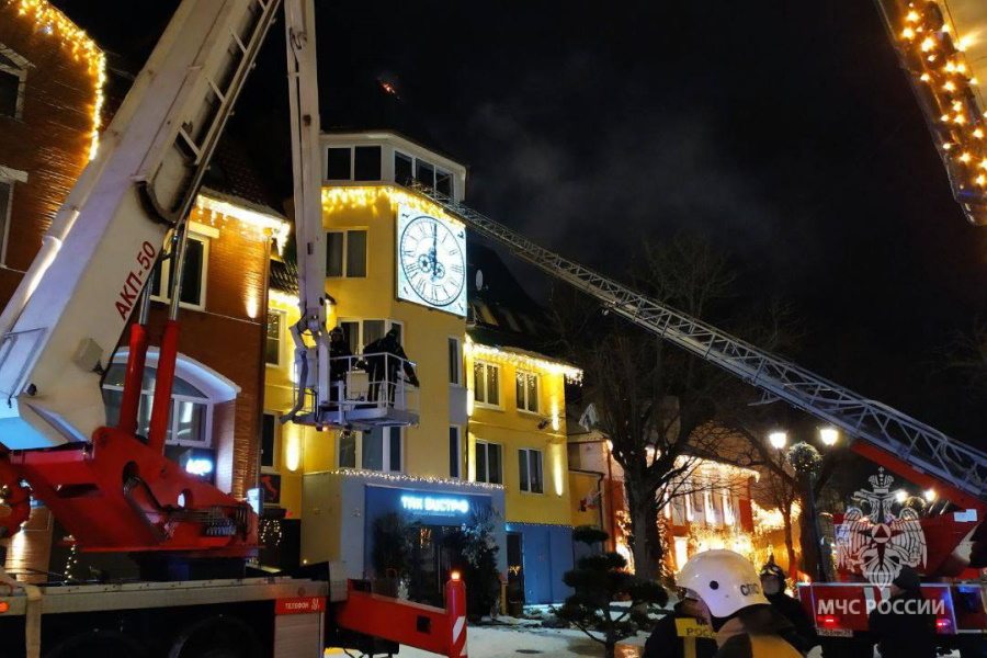 В Зеленоградске загорелся «дом с часами» на Курортном проспекте (фото)