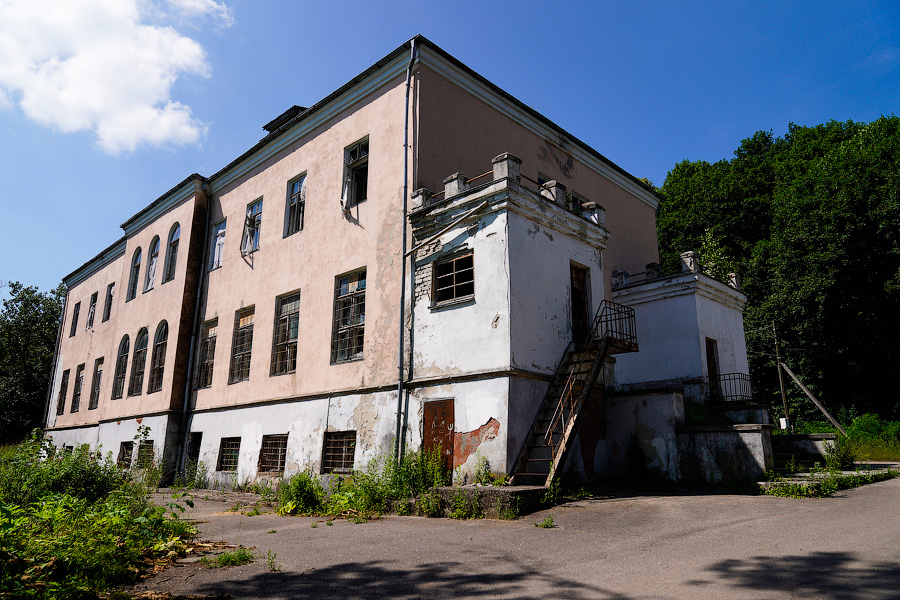 Усадьба разбитых окон: как выглядит Командный пункт 43-й армии перед реконструкцией (фото)