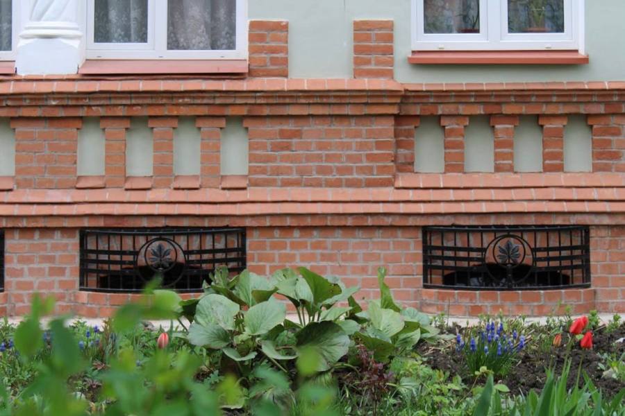 При капремонте домов на ул. Зоологической восстанавливают исторические заборы (фото)