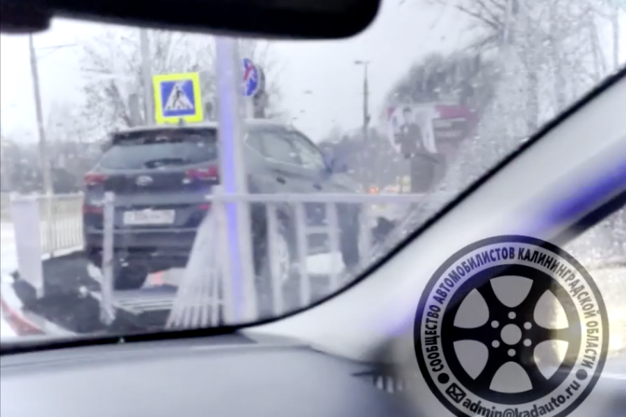 На улице Суворова внедорожник пробил забор и вылетел на тротуар (видео)