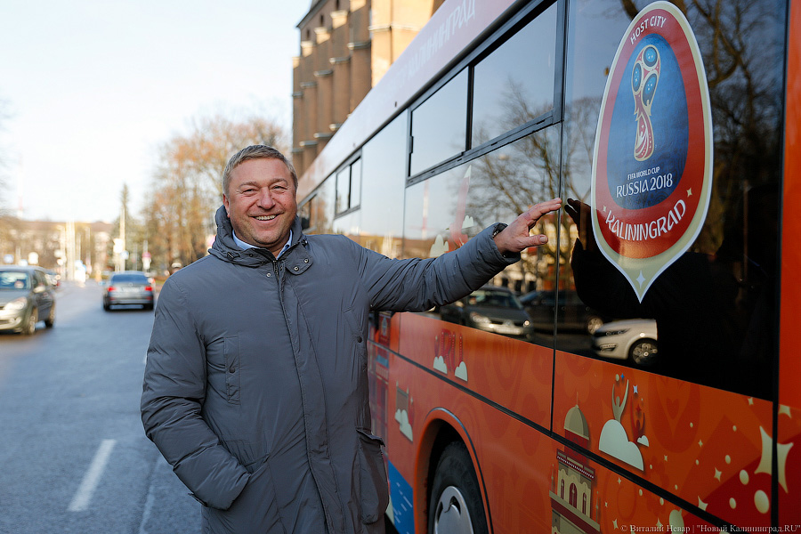 Верхом на трёхглазой змее: на калининградские автобусы нанесли символику ЧМ
