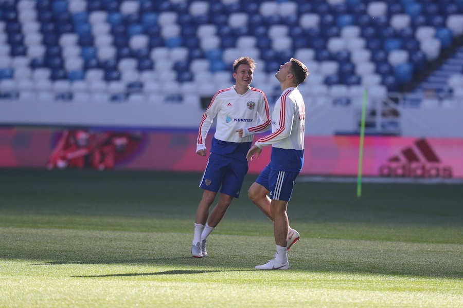 На поле все, кроме Дзагоева: тренировка сборной России в Калининграде (фото)