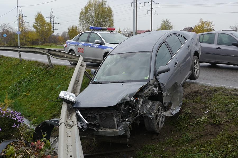 На ул. Горького авто под управлением пьяного водителя врезалось в отбойник (фото)