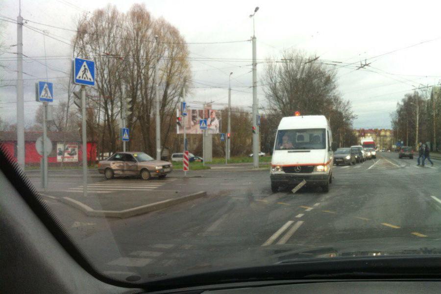 На улице Суворова столкнулись «Ауди» и микроавтобус (фото)