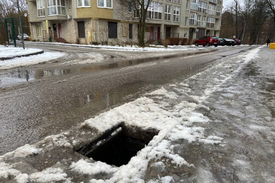 В бывшем Ратсхофе за неделю похитили не менее пяти исторических ливневых решеток (фото)