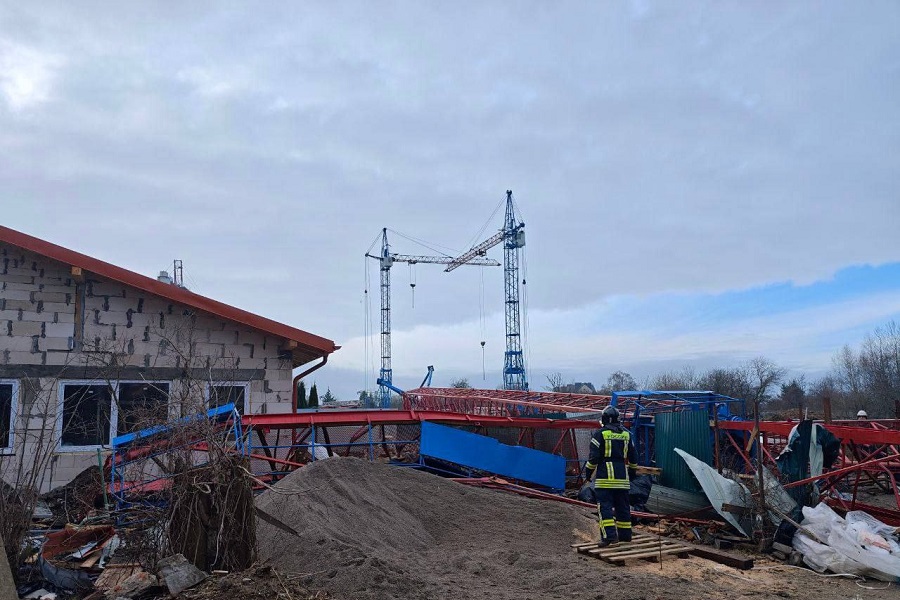 СК: на стройплощадке в Пионерском из-за падения крана пострадали двое рабочих