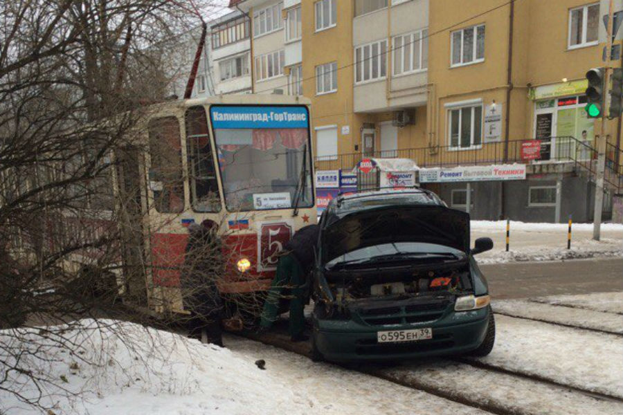 В Калининграде столкнулись легковушка и трамвай (фото)