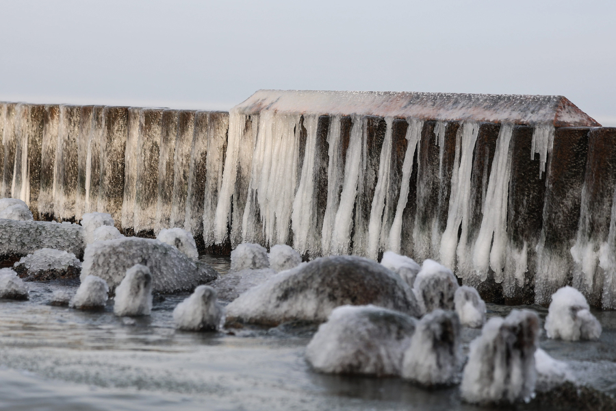 Мороз и море: как стихия украсила променад в Зеленоградске (фото)
