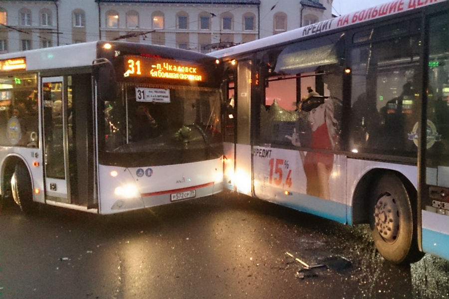 В центре Калининграда столкнулись два автобуса (фото)