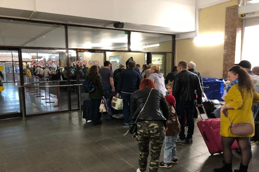 На Южном вокзале образовалась очередь от перронов до выхода (фото)